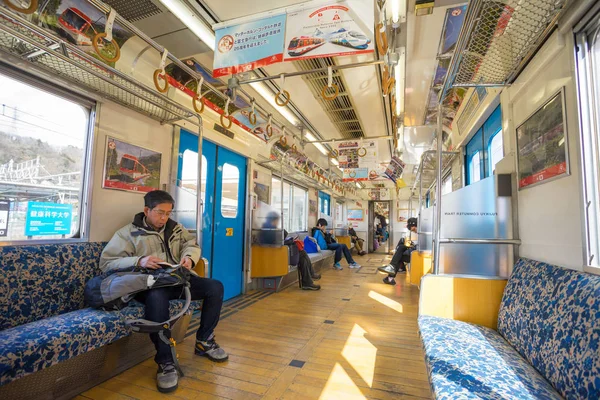 Ül a Fujikyu vasútállomáson a vonat, az utasok. — Stock Fotó