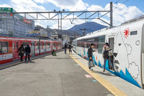 Tren detenido en la estación de tren de Fujikyu — Foto de Stock