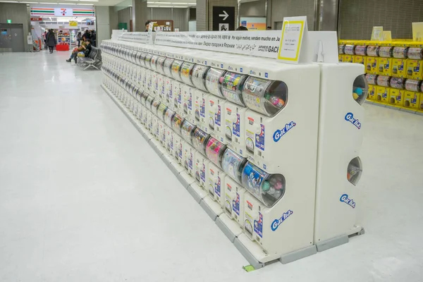 日本のカプセル玩具自販機ガチャポン — ストック写真
