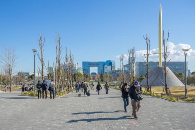 Birçok kişi yolda yürürken Zapp dalgıç şehir building yakınındaki 