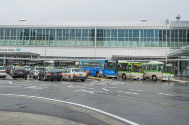 Otobüsün önüne Toyama istasyonu Japonya