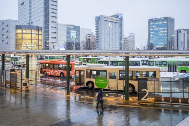Otobüsün önüne Toyama istasyonu Japonya