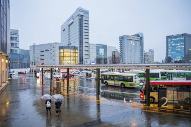 Otobüsün önüne Toyama istasyonu Japonya