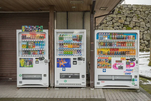 Distributeurs automatiques devant le château de Toyama Japon — Photo