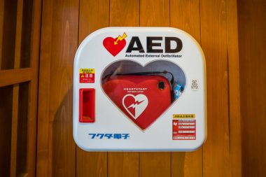 Duvardaki otomatik harici defibrilatör (Aed)