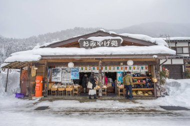 Karda Shirakawago Japonya ile antik bir köy