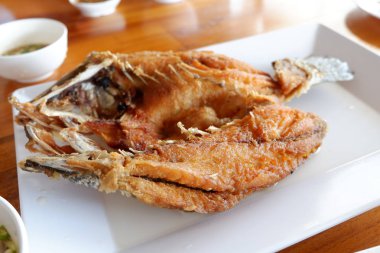 Kızarmış balık yemek için plaka üzerinde