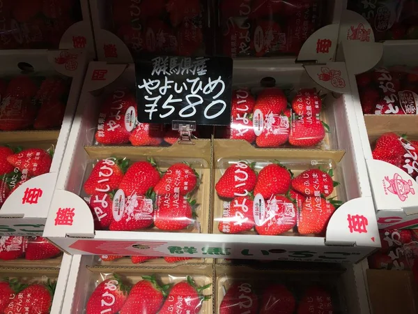 De nombreux types de fruits prêts à la vente sur étagère — Photo