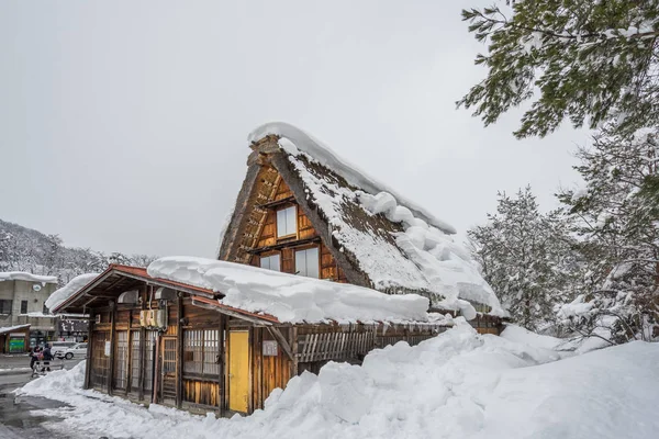 Un antiguo pueblo con nieve en Shirakawago en Japón — Foto de Stock