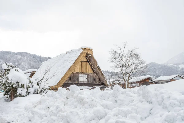 Un antiguo pueblo en Shirakawago en Japón — Foto de Stock