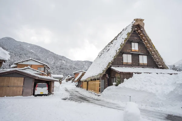 Un antiguo pueblo con nieve en Shirakawago en Japón — Foto de Stock