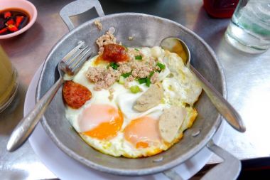 Kızarmış yumurta tava soslu domuz eti (Indochina omlet kahvaltı tepesi) 