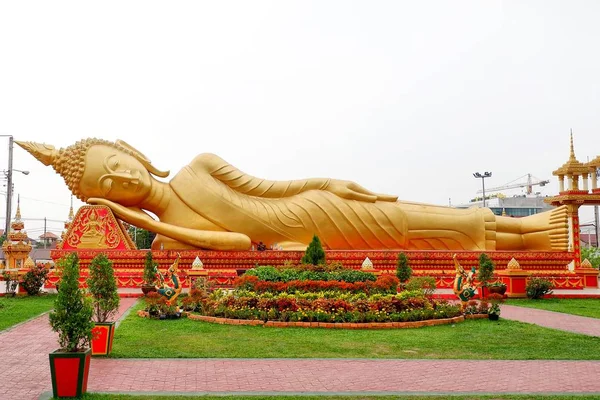 Estatua de Buda en Wat Pha That Luang —  Fotos de Stock