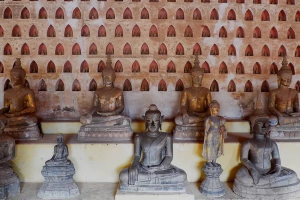 Muchas estatuas de buda dentro del templo de Vat Sisaket —  Fotos de Stock