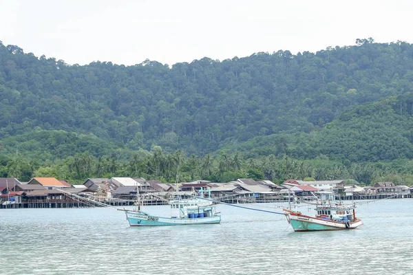 Bateau de pêche dans la mer près du village de pêcheurs — Photo