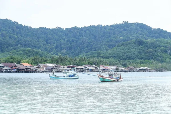 Bateau de pêche dans la mer près du village de pêcheurs — Photo
