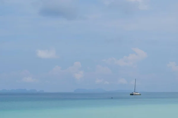 Kimliği belirsiz turist kumsalın tadını çıkar. — Stok fotoğraf