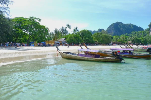 Veel van de boot op Phi Phi-eilanden — Stockfoto