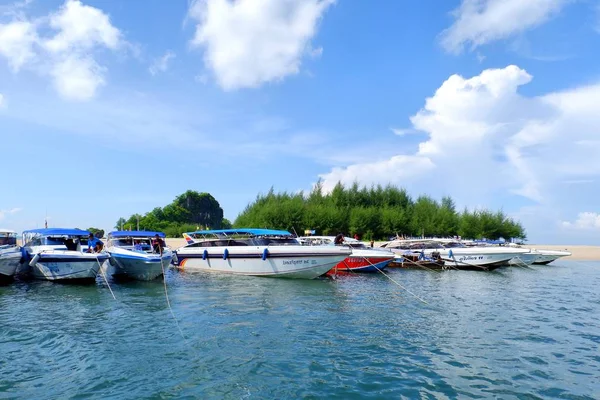 Beaucoup de bateau de vitesse aux îles Phi Phi — Photo