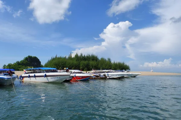 Massa motorbåt på Phi Phi-öarna — Stockfoto