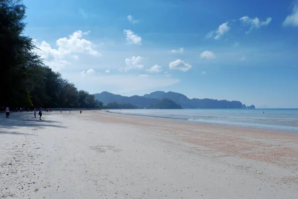 Widok z plaży na wyspie Wyspy Phi Phi, Tajlandia. — Zdjęcie stockowe