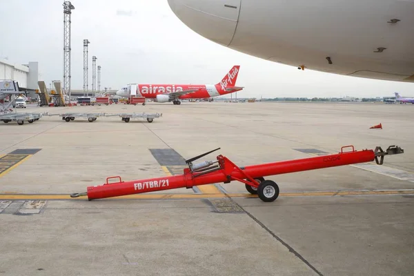 Barra de reboque de aeronaves no chão no aeroporto internacional Don Mueang (DMK ) — Fotografia de Stock