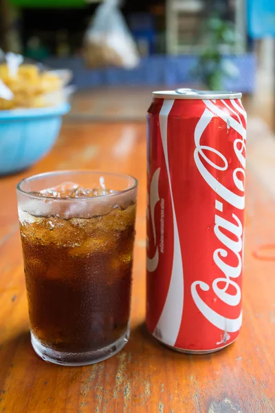 Coca-Cola peut boire et un verre de coke avec des glaçons — Photo