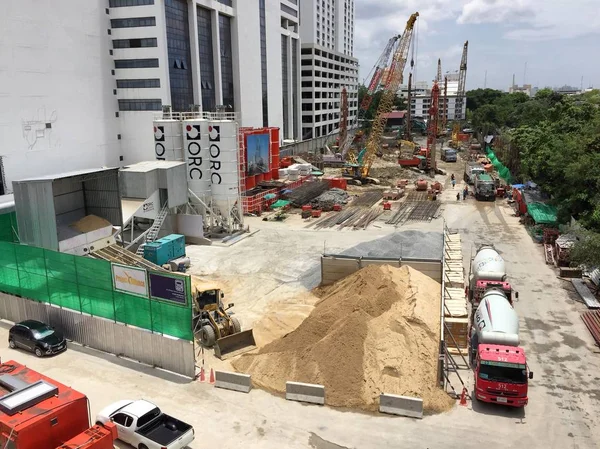 İşçiler sütunu ahşap kalıp ve takviye çubuğu inşaat sahasında imalatı