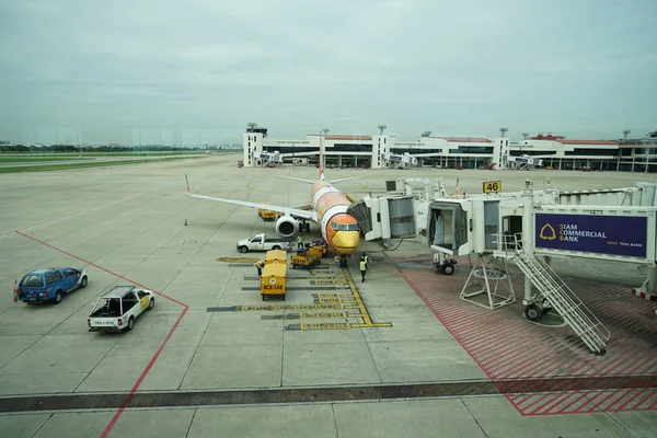 NOKAIR companhia aérea que carrega carga no avião — Fotografia de Stock