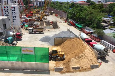 İşçiler sütunu ahşap kalıp ve takviye çubuğu inşaat sahasında imalatı