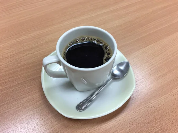 Чашка горячего черного кофе — стоковое фото