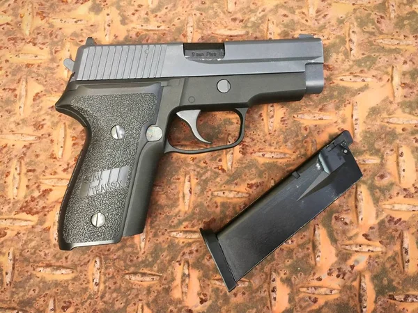 Sig sauer P228 airsoft pistola de bola de bala de 6 mm no chão — Fotografia de Stock