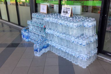  Çok sayıda içme suyu paketlerine önünde aile mart uygun fiyat etiketi satışı