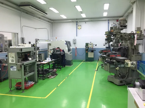 Uma sala vazia da oficina interior com máquina CNC — Fotografia de Stock