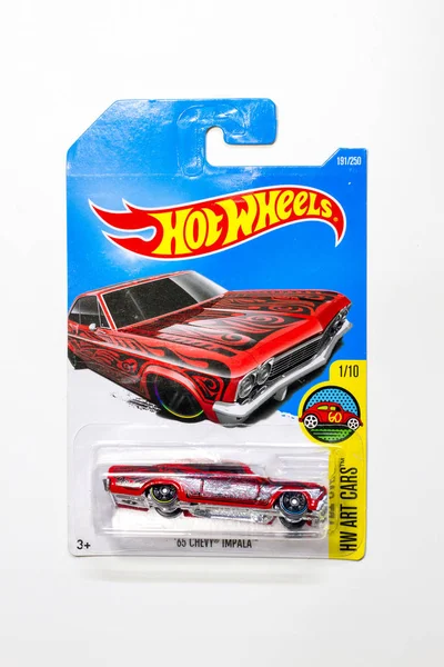 Pack of Hot Wheels die cast carded car model for Hot Wheels series — Stock Photo, Image