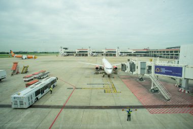 Yer ekibi Don Mueang Uluslararası Havaalanı (Dmk jet-yol Bridge'de karşılamak için pozisyon içine gelen bir uçak yönetmenlik)