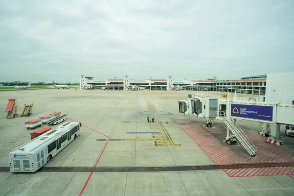 Tripulação de terra dirigindo um avião de entrada em posição para encontrar uma ponte jet-way no aeroporto internacional Don Mueang (DMK ) — Fotografia de Stock