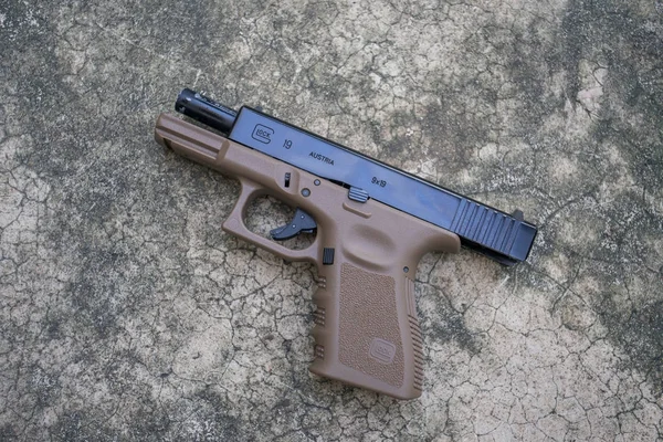 Glock 19 pistola de bala airsoft de 6 mm en dos tonos en el suelo —  Fotos de Stock