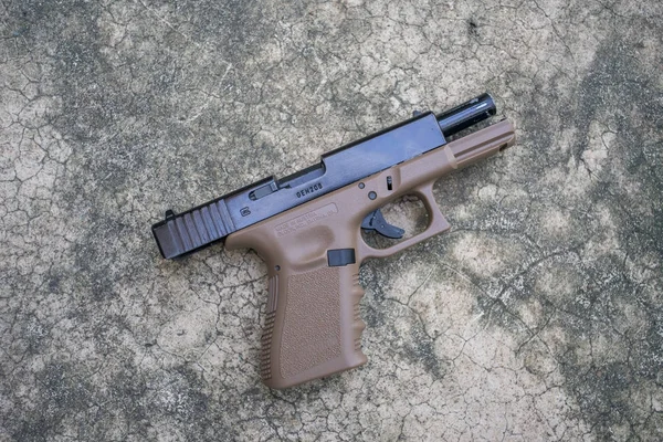 Μπάλα σφαίρα 6 mm δίχρωμο airsoft Glock 19 πιστόλι όπλο στο πάτωμα — Φωτογραφία Αρχείου