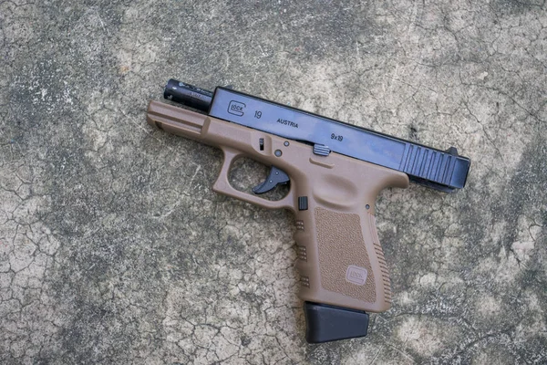 Glock 19 pistola de bala airsoft de 6 mm en dos tonos en el suelo —  Fotos de Stock