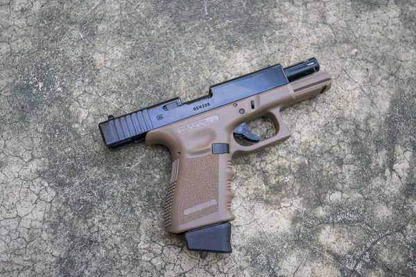 Μπάλα σφαίρα 6 mm δίχρωμο airsoft Glock 19 πιστόλι όπλο στο πάτωμα — Φωτογραφία Αρχείου