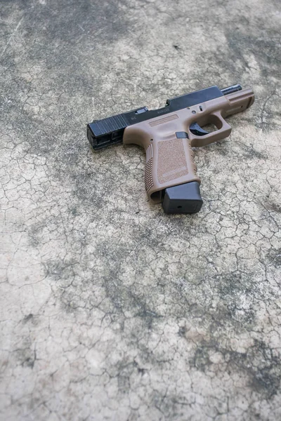 Glock 19 kéttónusú airsoft 6 mm golyó labda pisztoly gun a padlón — Stock Fotó