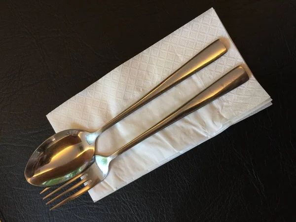 白色纸巾上的铝勺和叉子 — 图库照片