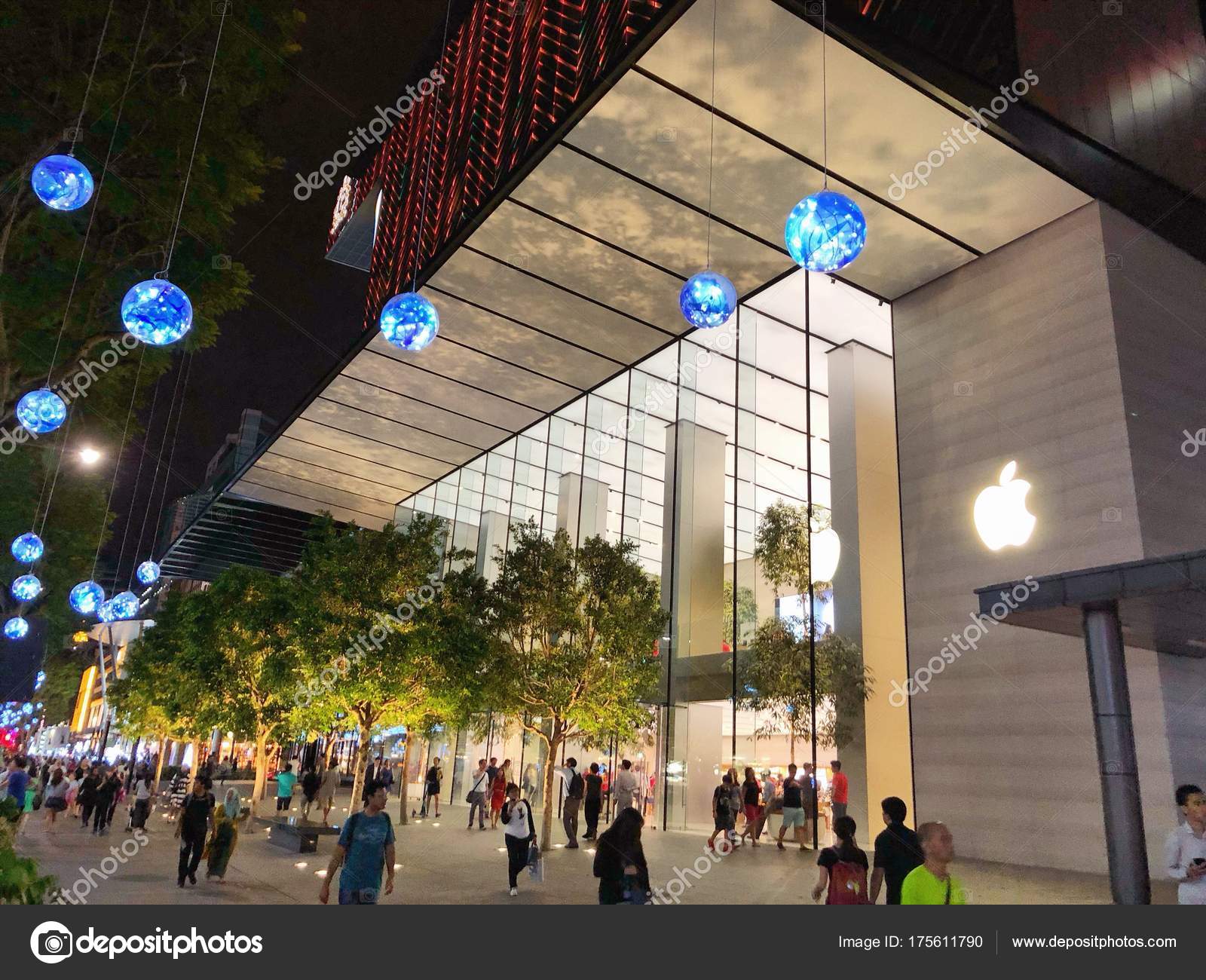 Orchard Singapore Nov 2017 Many People Walking Front Apple Store