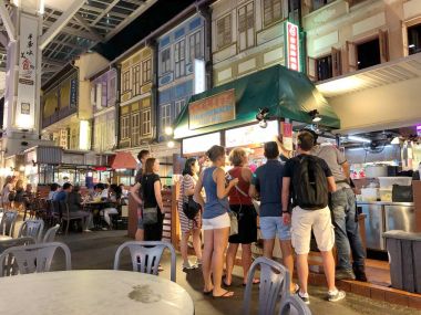 Chinatown Singapur - 29 Kasım 2017: birçok kişi yemek satıcı dinleme Çin şehir sokak gıda Singapur onun food product hakkında açıklama