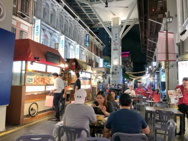 Chinatown Singapur - 29 Kasım 2017: birçok kişi Çin şehir sokak gıda Singapur Çin yemek yeme keyfini çıkarın