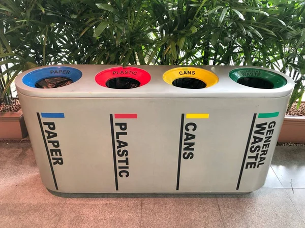 Poubelles Colorées Différence Pour Collection Matériaux Recyclés — Photo