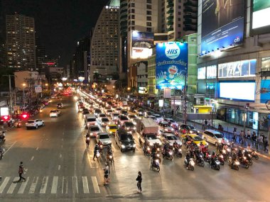 Bangkok Tayland - 30 Kasım 2017: araba ve motosiklet Bangkok Asoke kavşağında yolda trafik ışığı için bekleyen çok
