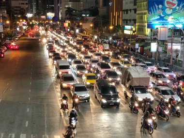 Bangkok Tayland - 30 Kasım 2017: araba ve motosiklet Bangkok Asoke kavşağında yolda trafik ışığı için bekleyen çok