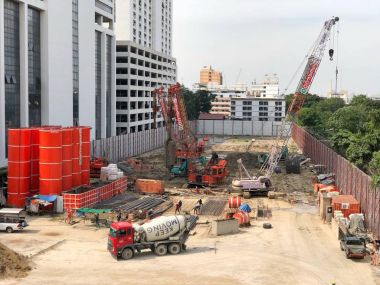 Bangkok Tayland - 30 Kasım 2017: inşaat işçileri, inşaat projeleri Phayathai Bts istasyonu yakınında çalışıyoruz